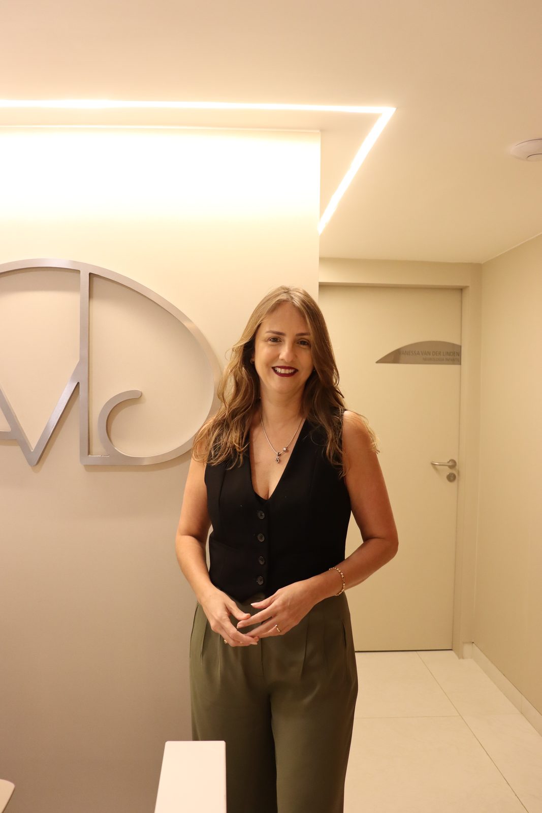 Dra. Vanessa van der Linden em seu consultório